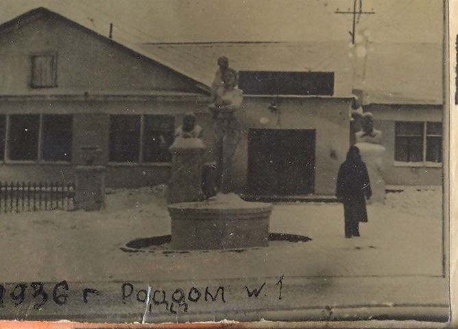 Шел 1938 год в городской роддом вечером. Бараки Магнитогорск. 1 Роддом Магнитогорск. Бараки в Магнитогорске 1929 году. Первые бараки Магнитогорска.